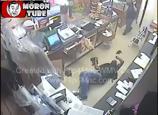 Video :A merchant murders a robber without hesitation